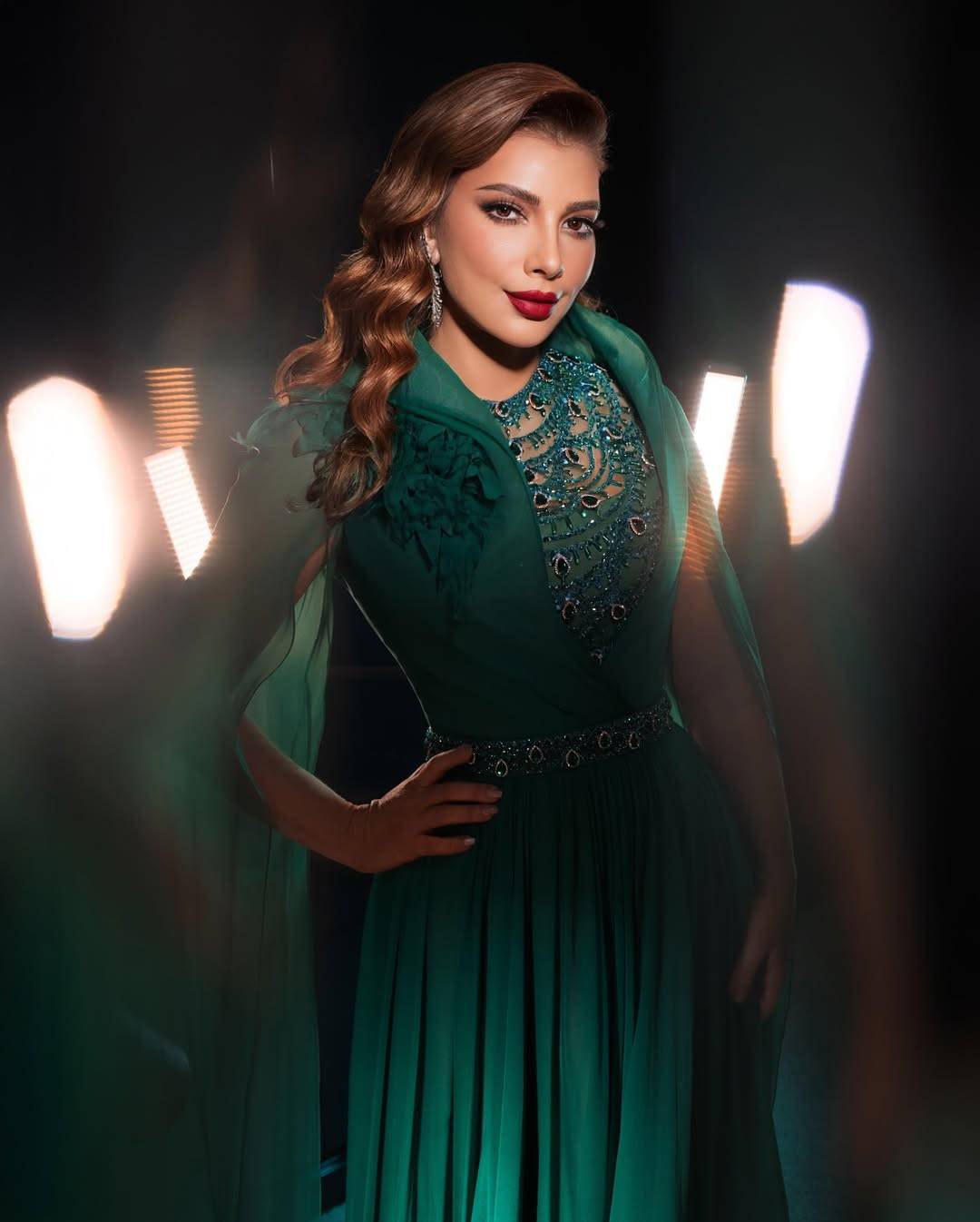 أصالة تلفت الأنظار بتفاصيل فستانها الأخضر