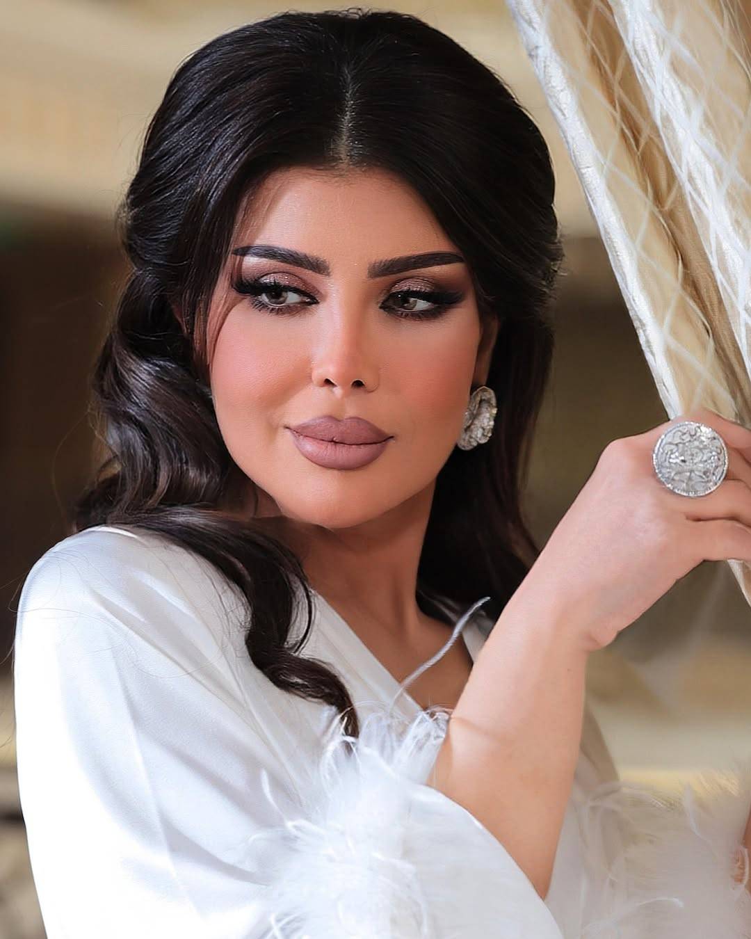 إلهام الفضالة بإطلالة بالأبيض والريش إلهام الفضالة بإطلالة بالأبيض والريش
