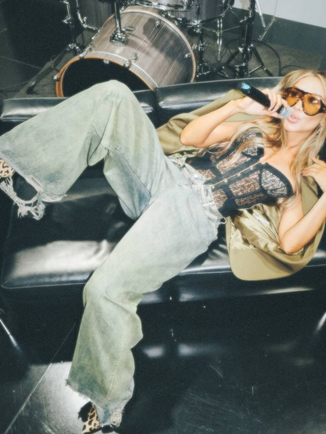 مايا دياب بإطلالة الكورسيه مع الجينز 