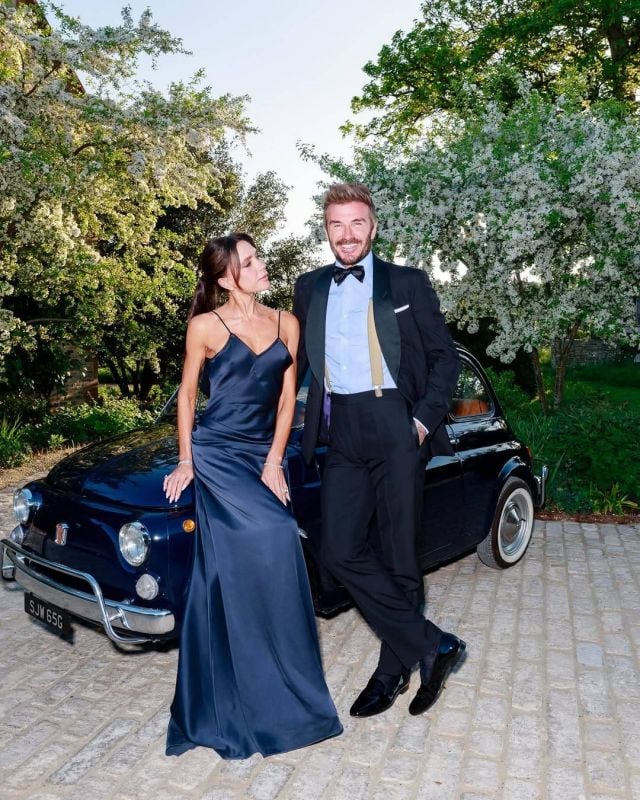 صيحة الموسم... فيكتوريا بيكهام تضجّ أنوثةً بفستان من الساتان