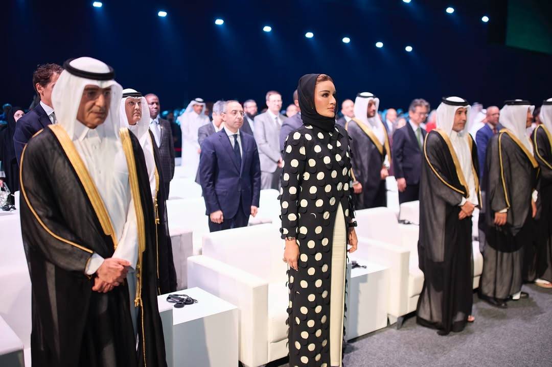 الشيخة موزا بموضة البولكا دوتس الشيخة موزا بموضة البولكا دوتس