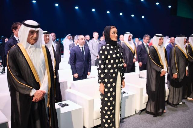 الشيخة موزا بموضة البولكا دوتس 