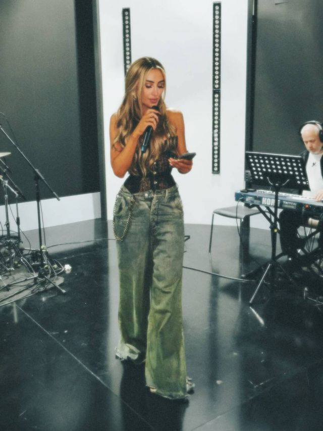 مايا دياب بإطلالة الكورسيه مع الجينز 