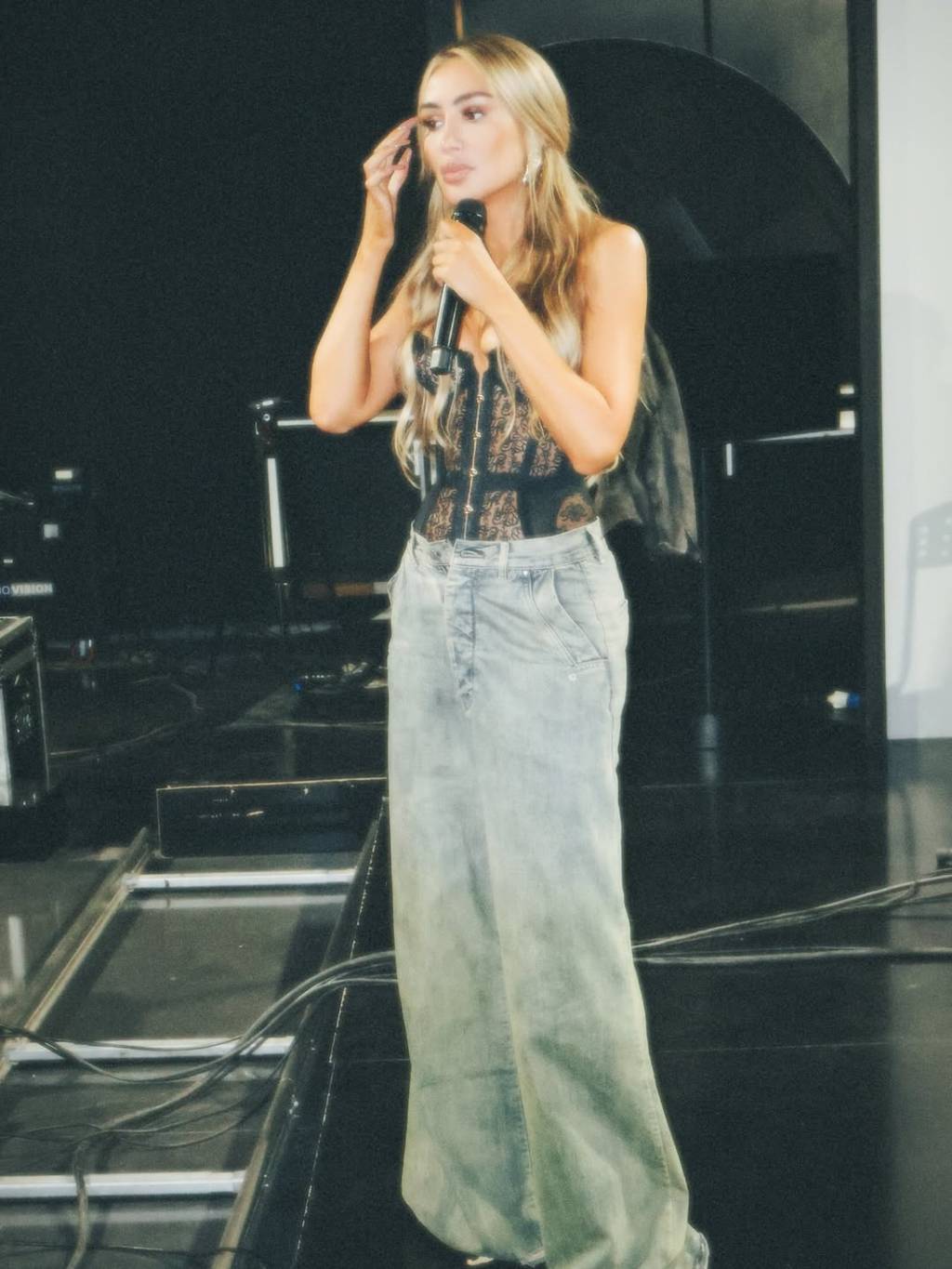 مايا دياب بإطلالة عصرية تمزج بين الكورسيه والأنوثة والجرأة