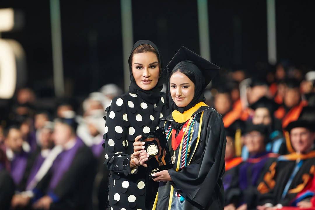 الشيخة موزا بموضة البولكا دوتس الشيخة موزا بموضة البولكا دوتس