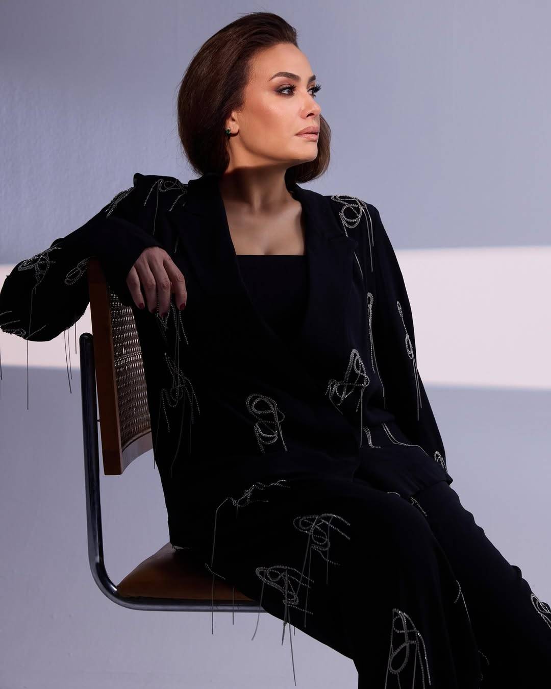 هند صبري بإطلالة مخملية راقية من توقيع Dries Van Noten