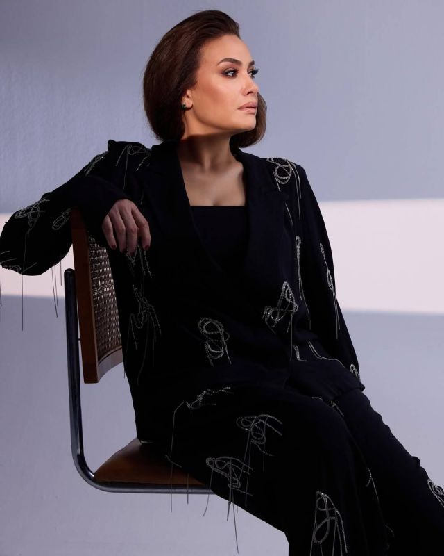 هند صبري بإطلالة مخملية راقية من توقيع Dries Van Noten