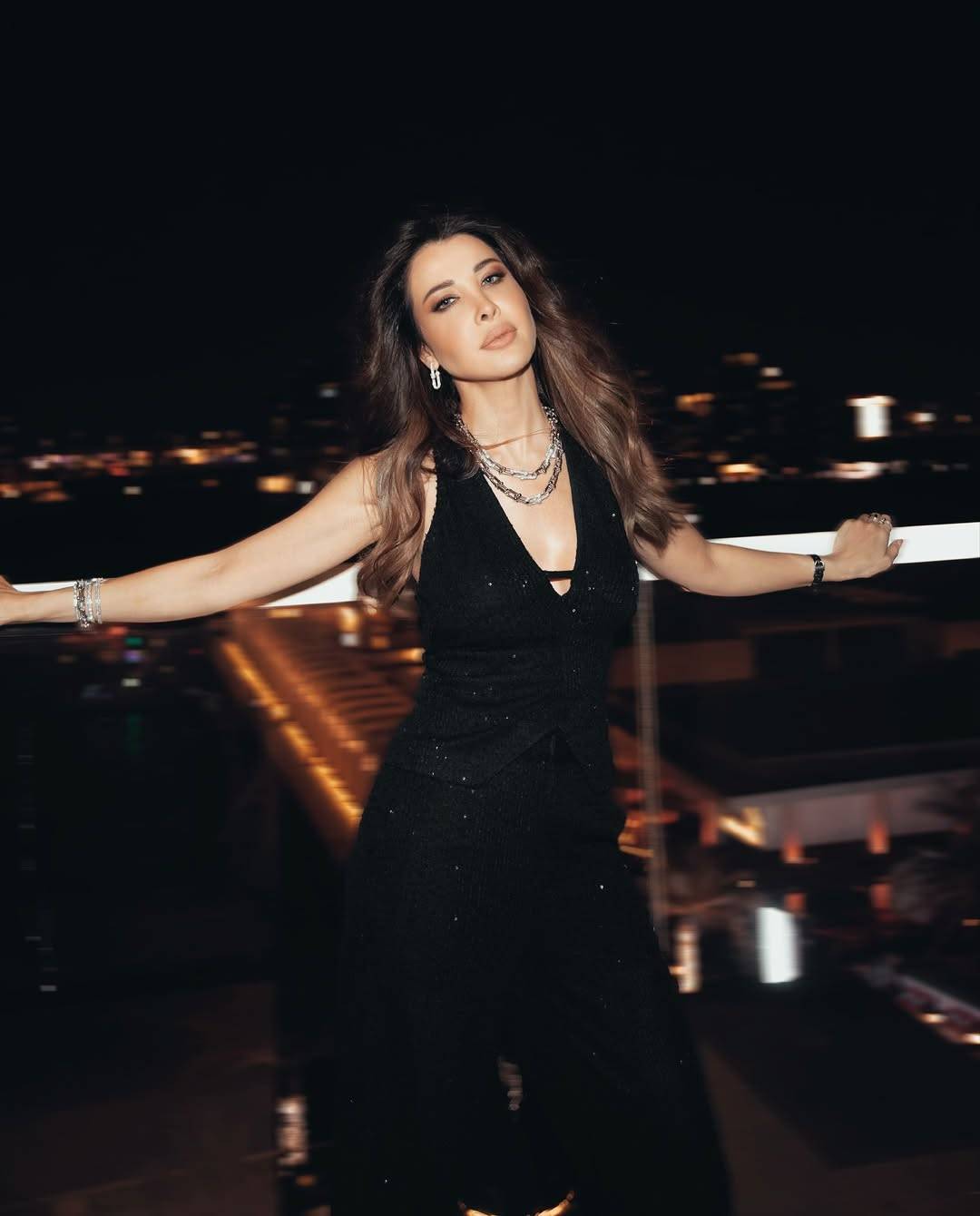 نانسي عجرم بجمبسوت لمّاع باللون الأسود نانسي عجرم بجمبسوت لمّاع باللون الأسود
