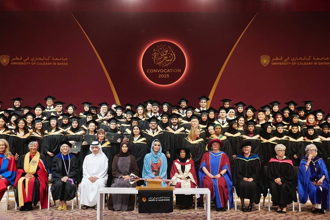 الشيخة موزا بتنسيق لوني متوازن بين الأحمر والتوركواز الشيخة موزا بتنسيق لوني متوازن بين الأحمر والتوركواز