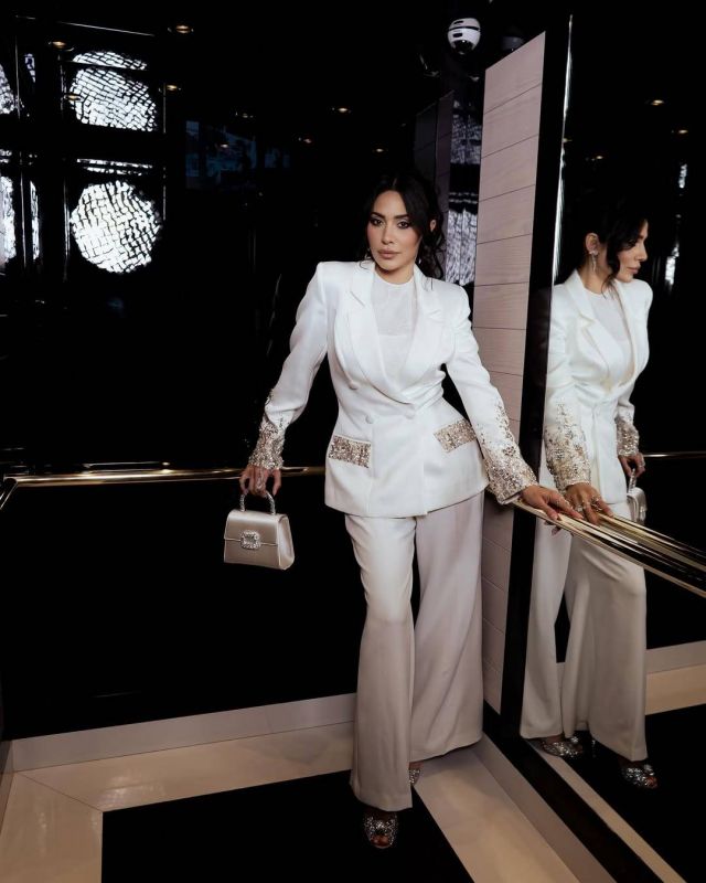 الهام علي بختار بدلة باللون الأبيض 