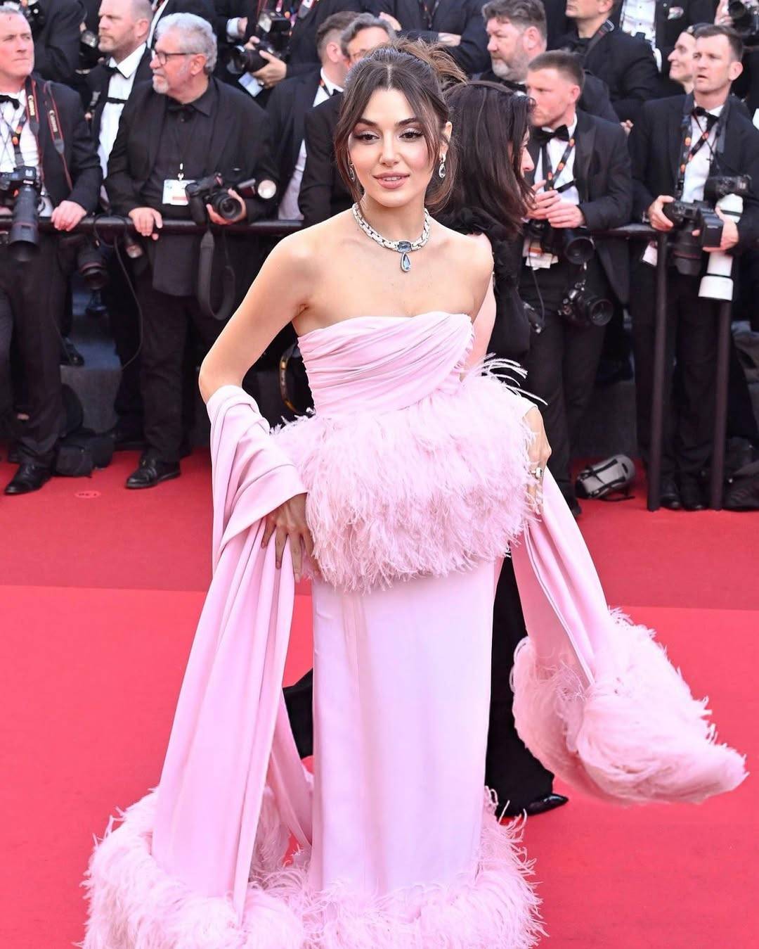 هاندا أرتشيل بفستان من جيامباتيستا فاللي Giambattista Valli هاندا أرتشيل بفستان من جيامباتيستا فاللي Giambattista Valli
