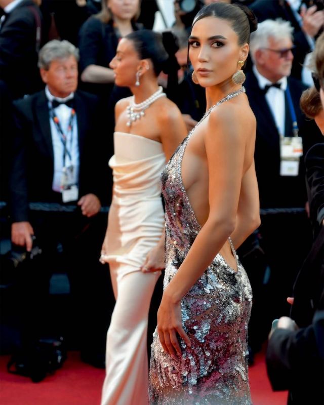 نادين عبد العزيز بفستان من روبيرتو كافاللي 