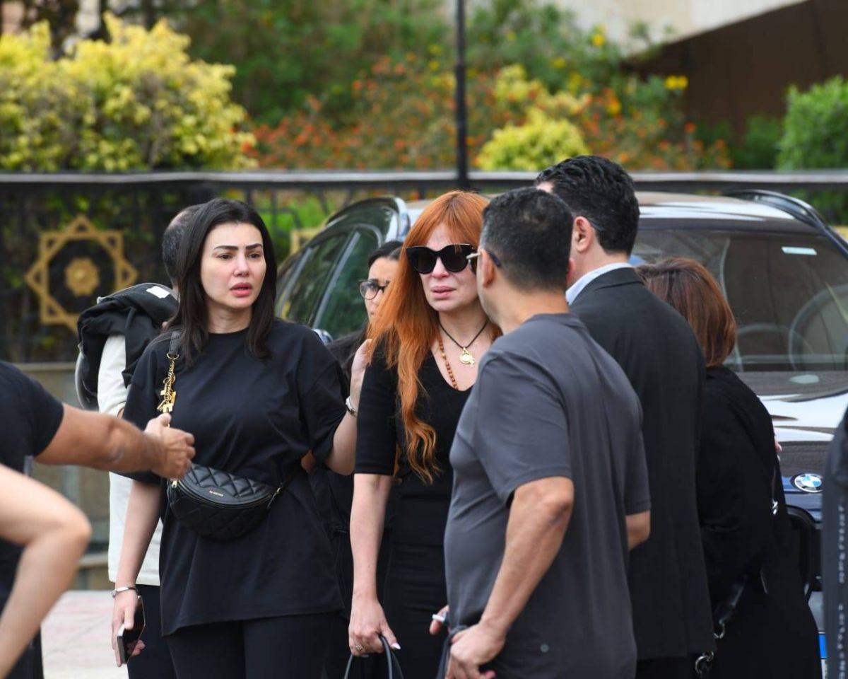 كارول سماحة تنهار في جنازة زوجها (صور)