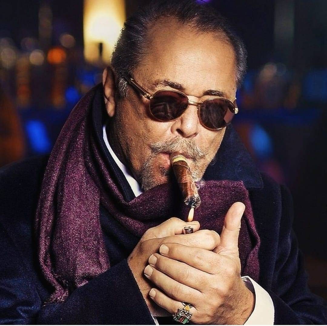 ابنا محمود عبد العزيز يحسمان طلاق والدهما من سيدة | Laha Magazine