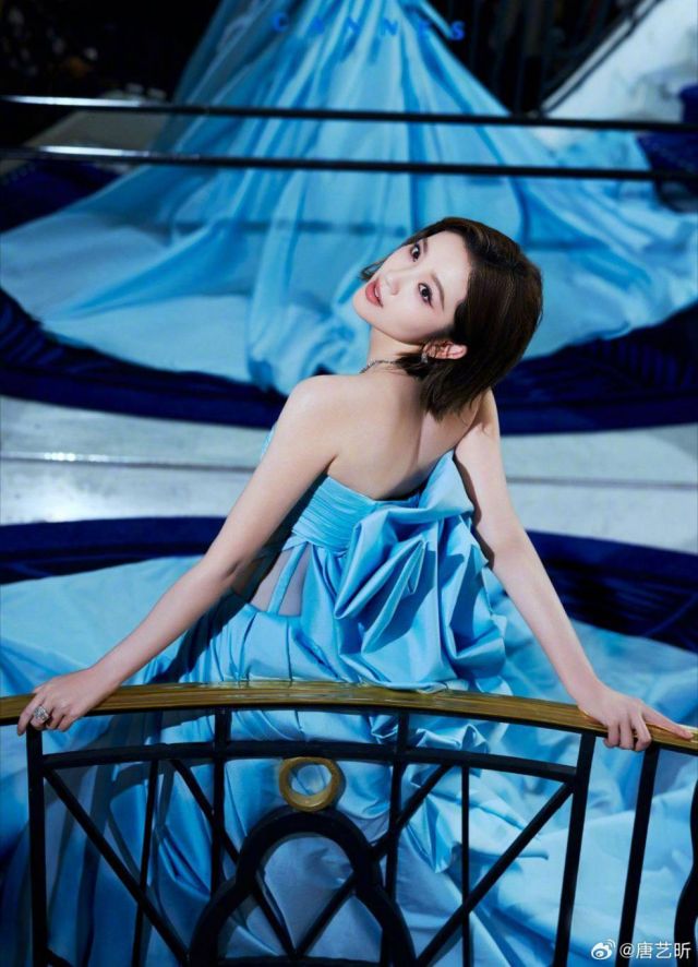 النجمة الصينية Yixin Tang تشعّ بتصميم روبير أبي نادر