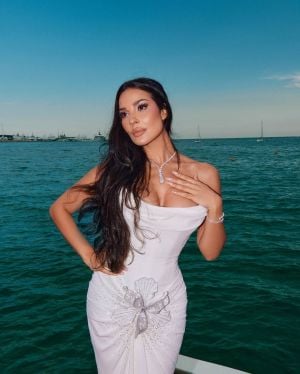 نادين نسيب نجيم تستعرض جمالها ومجوهراتها بروب الاستحمام (صور)