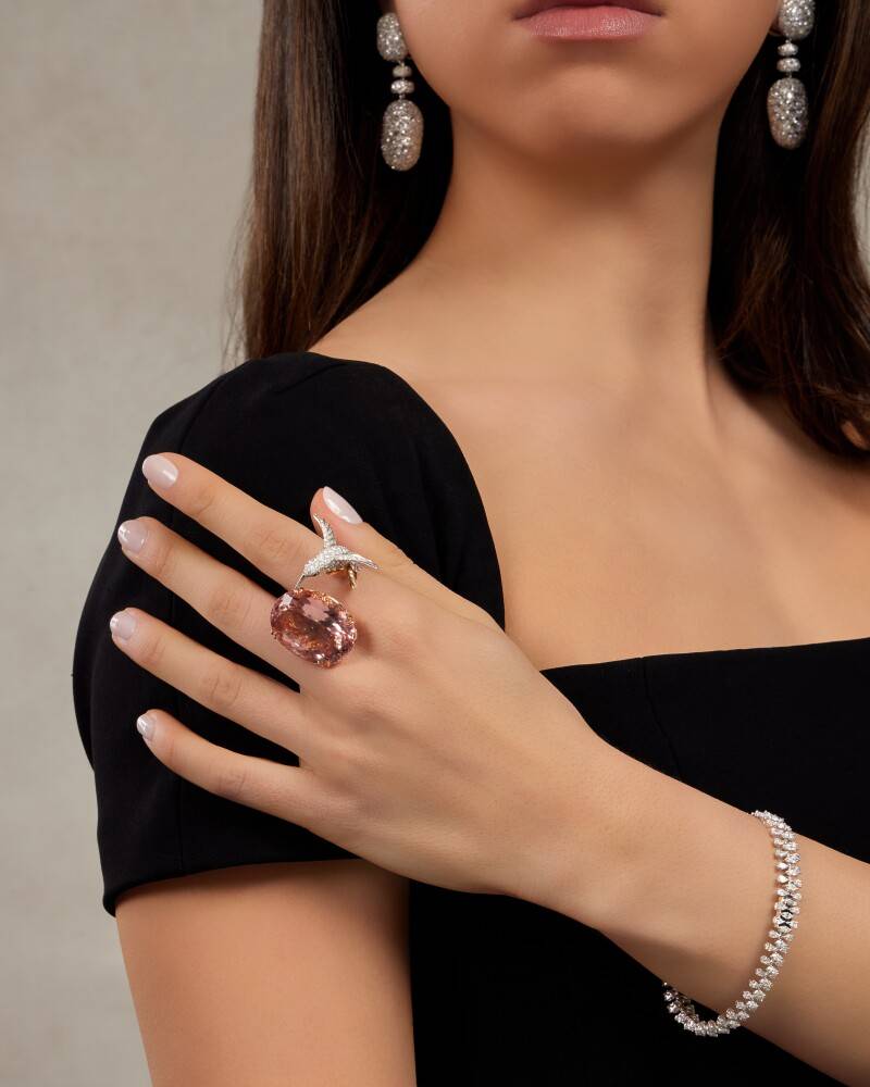 الياقوت الزهري لإطلالة مفعمة بالحب والطاقة