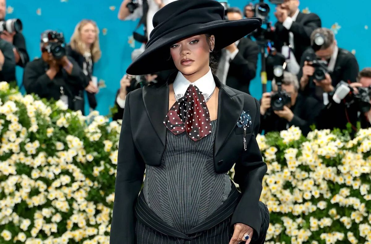 ريهانا تستعرض حملها بملابس ضيّقة ومجوهرات Messika