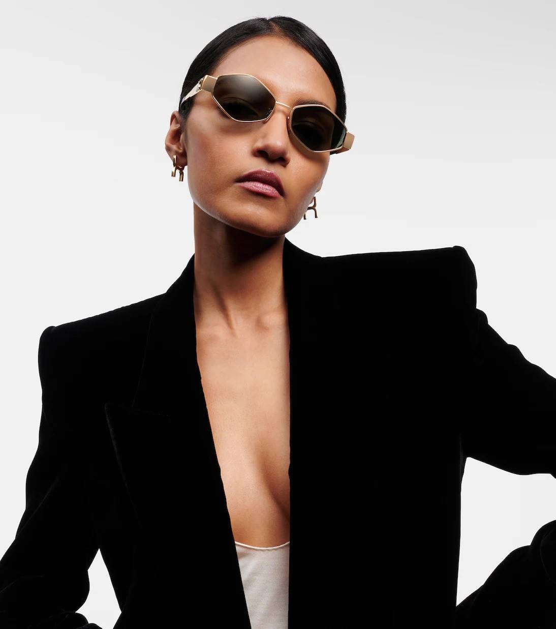 قبعات قش ونظارات غريبة.. أبرز تصاميم الإكسسوارات لهذا الصيف