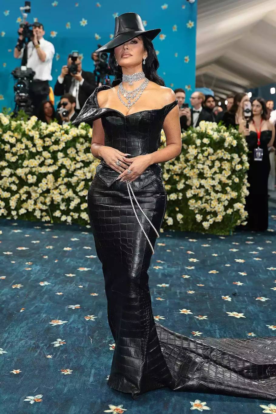 كيم كارداشيان تختار جلد التمساح وقبّعة رعاة البقر