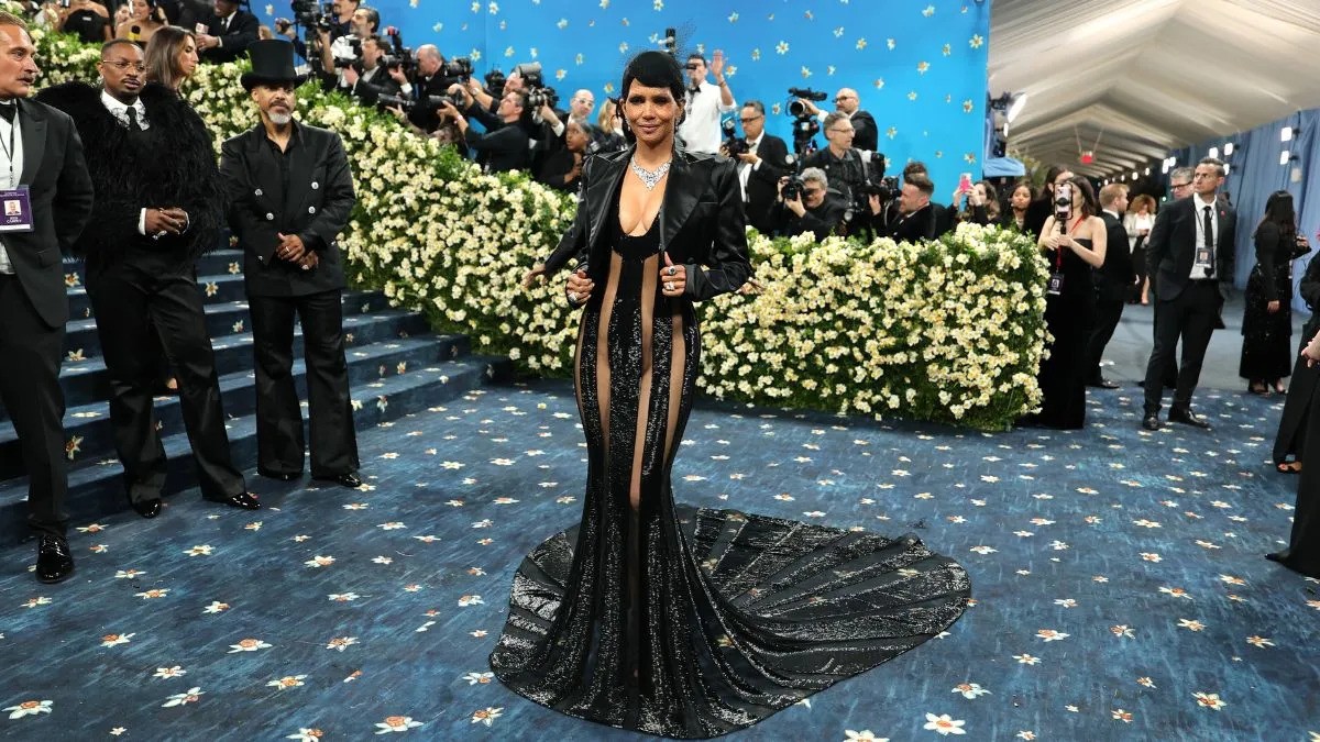 هالي بيري تضج أنوثة بفستان شفاف في الـ Met Gala