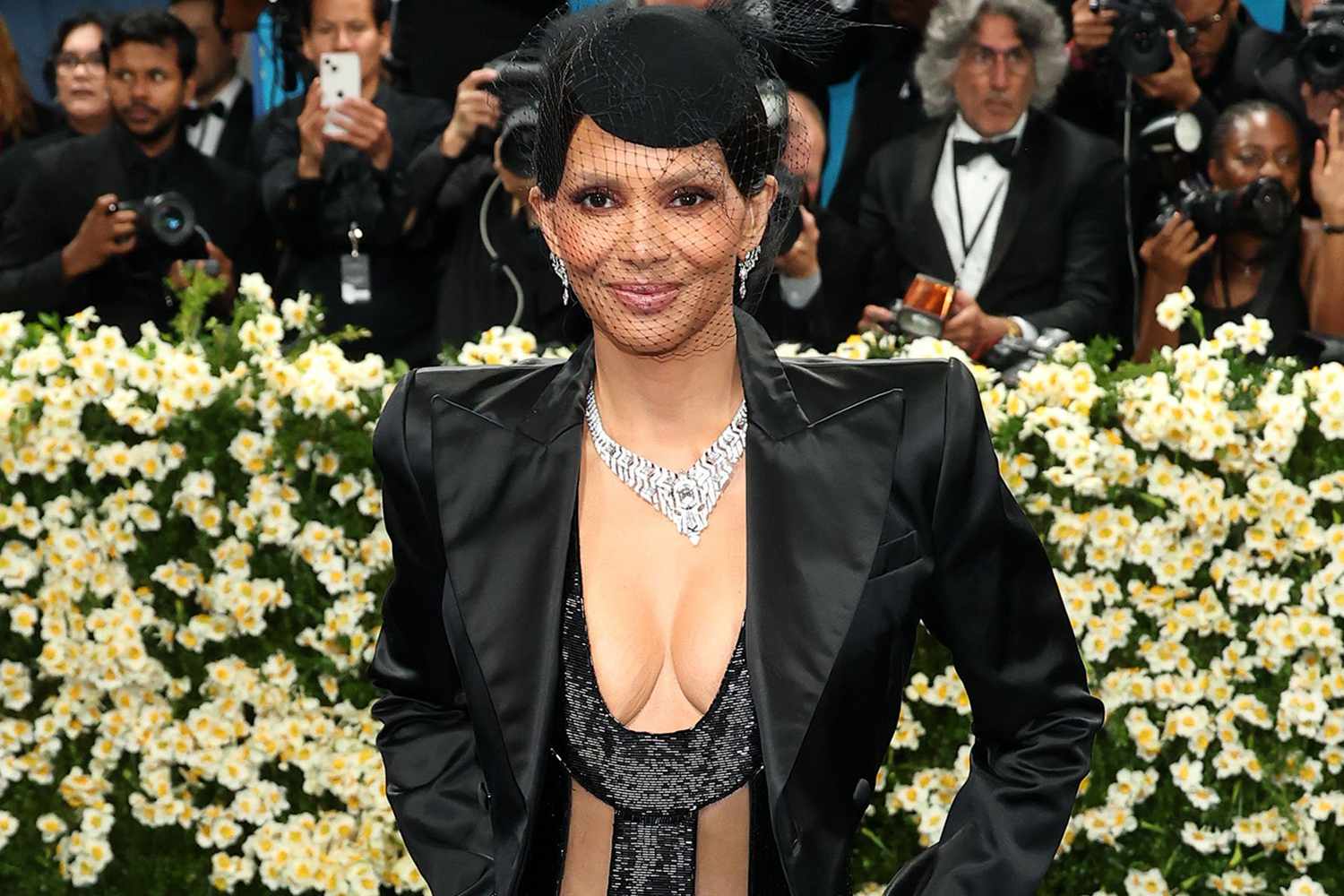 هالي بيري تضج أنوثة بفستان شفاف في الـ Met Gala