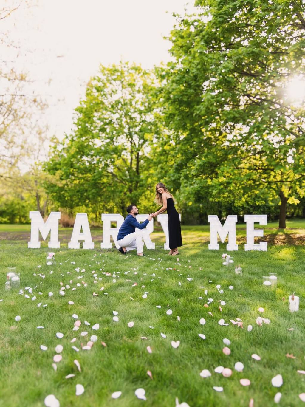 فنانة لبنانية تفاجئ الجميع بصور خطوبتها الرومانسية