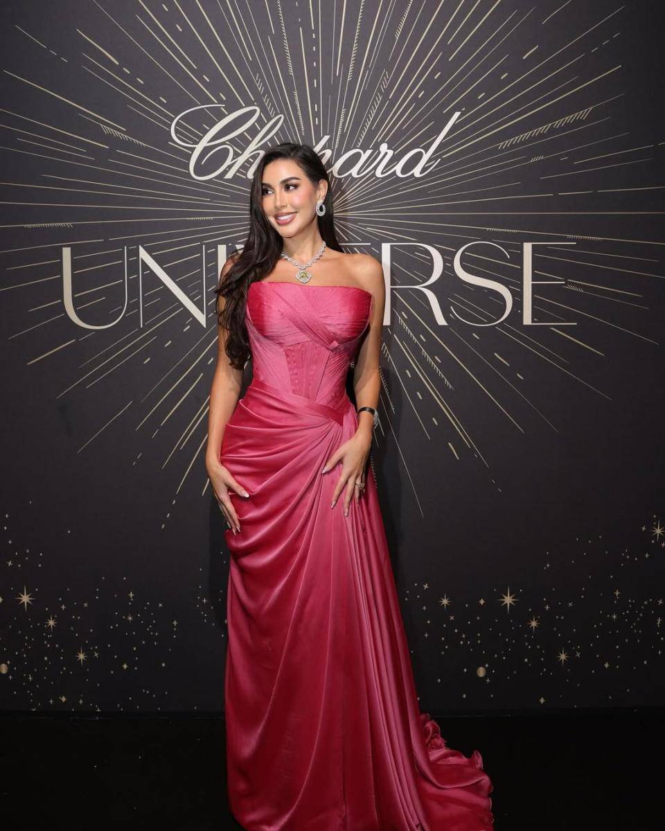 ياسمين صبري تتألق بفستان زهري ومجوهرات فخمة