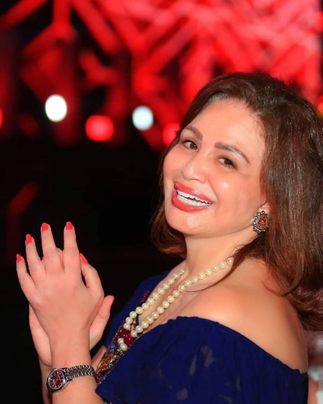 إلهام شاهين تردّ على متابِعة انتقدت صورها في الساحل الشمالي