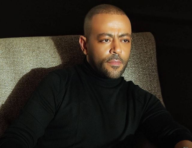 تامر عاشور يصعد الى مسرح حفله بالكويت مستنداً على عكاز (فيديو) تامر عاشور يصعد الى مسرح حفله بالكويت مستنداً على عكاز (فيديو)