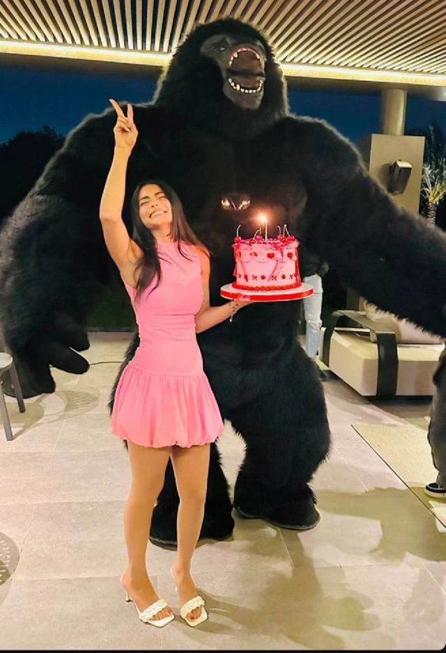 أسماء جلال تحتفل بعيد ميلادها بقناع طريف وحشد فني (فيديو)