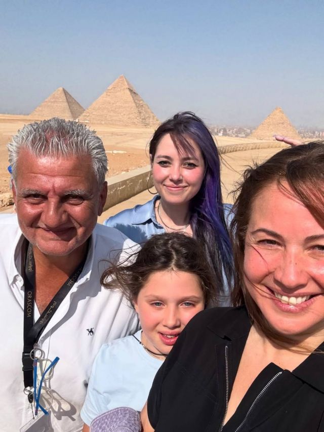 ريا وأسرتها من أمام الأهرامات