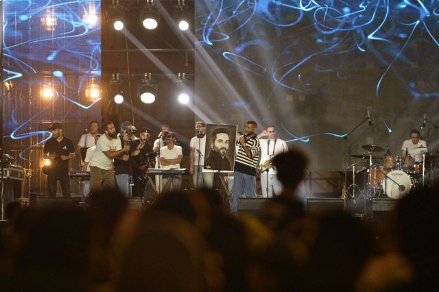 أحمد سعد يعرض صورة له رسمتها فتاة