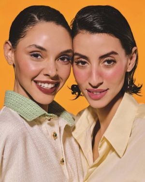 استعدي لمظهر صيفي رائع مع ماسكارا BADgal BANG! باللون الأزرق الصارخ من Benefit!