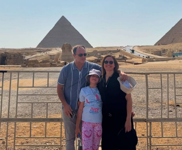 ريا وأسرتها من أمام الأهرامات