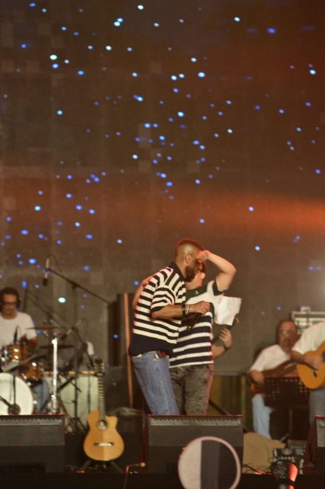 أحمد سعد ولفتة إنسانيةمع طفل من ذوي الاحتياجات الخاصة