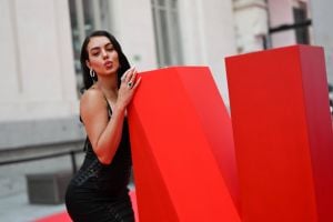 جورجينا رودريغيز بفستان أسود جريء بأسلوب الشرائط