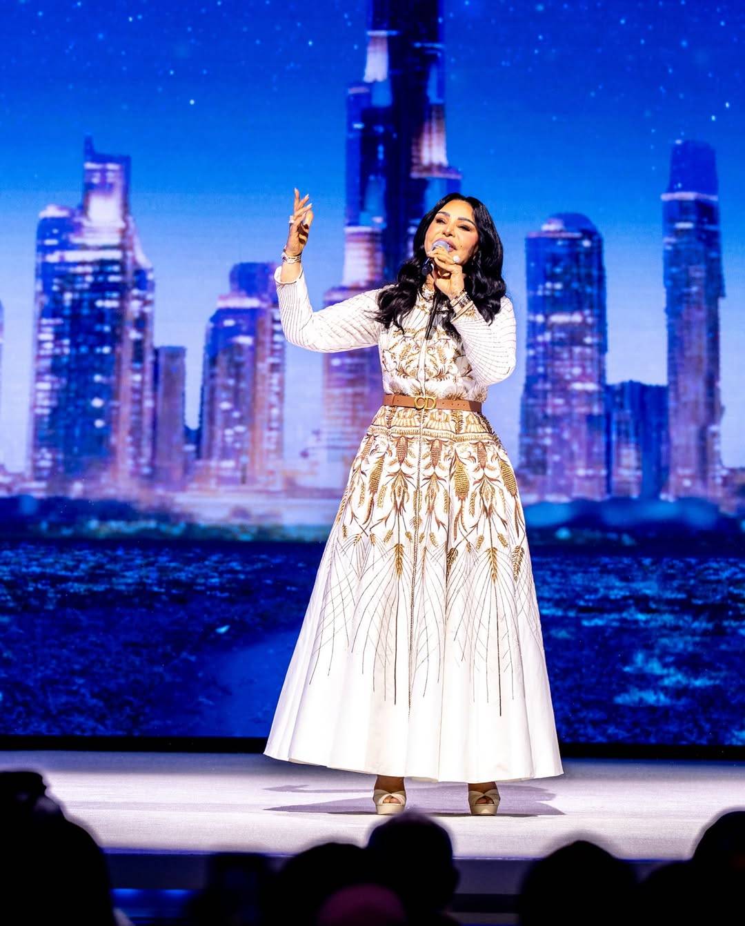 أحلام تتألق بفستان محتشم بتطريزات شرقية