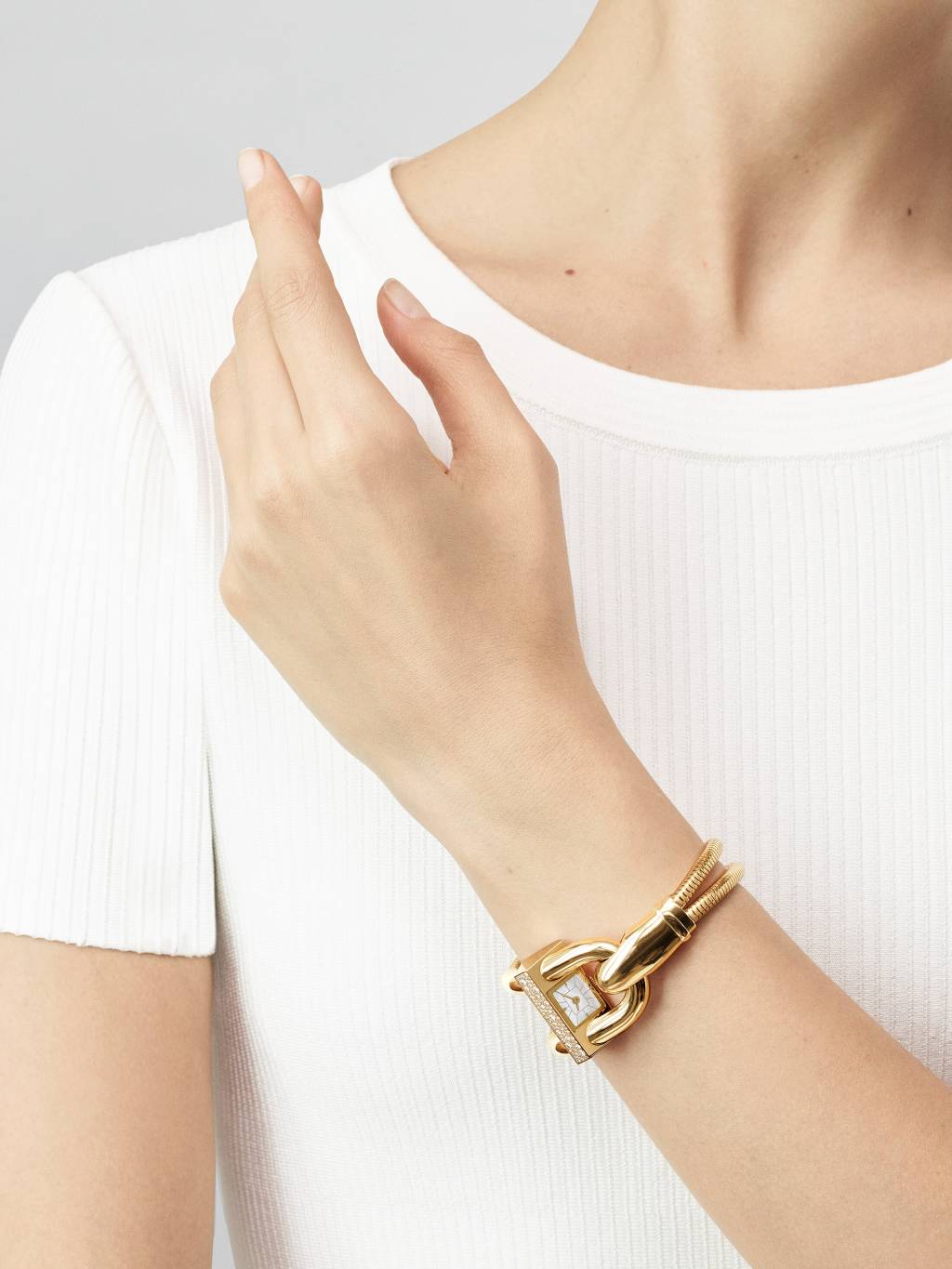 تألقي بساعات عصرية بأسلوب الأساور