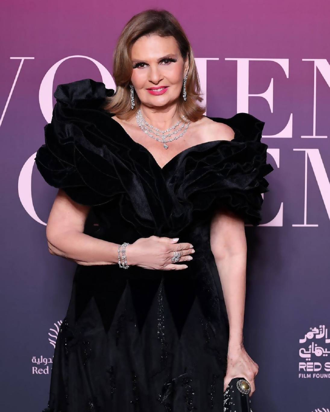 يسرا تنهار باكيةً بعد الحديث عن والدتها... وزوجها يواسيها (فيديو)