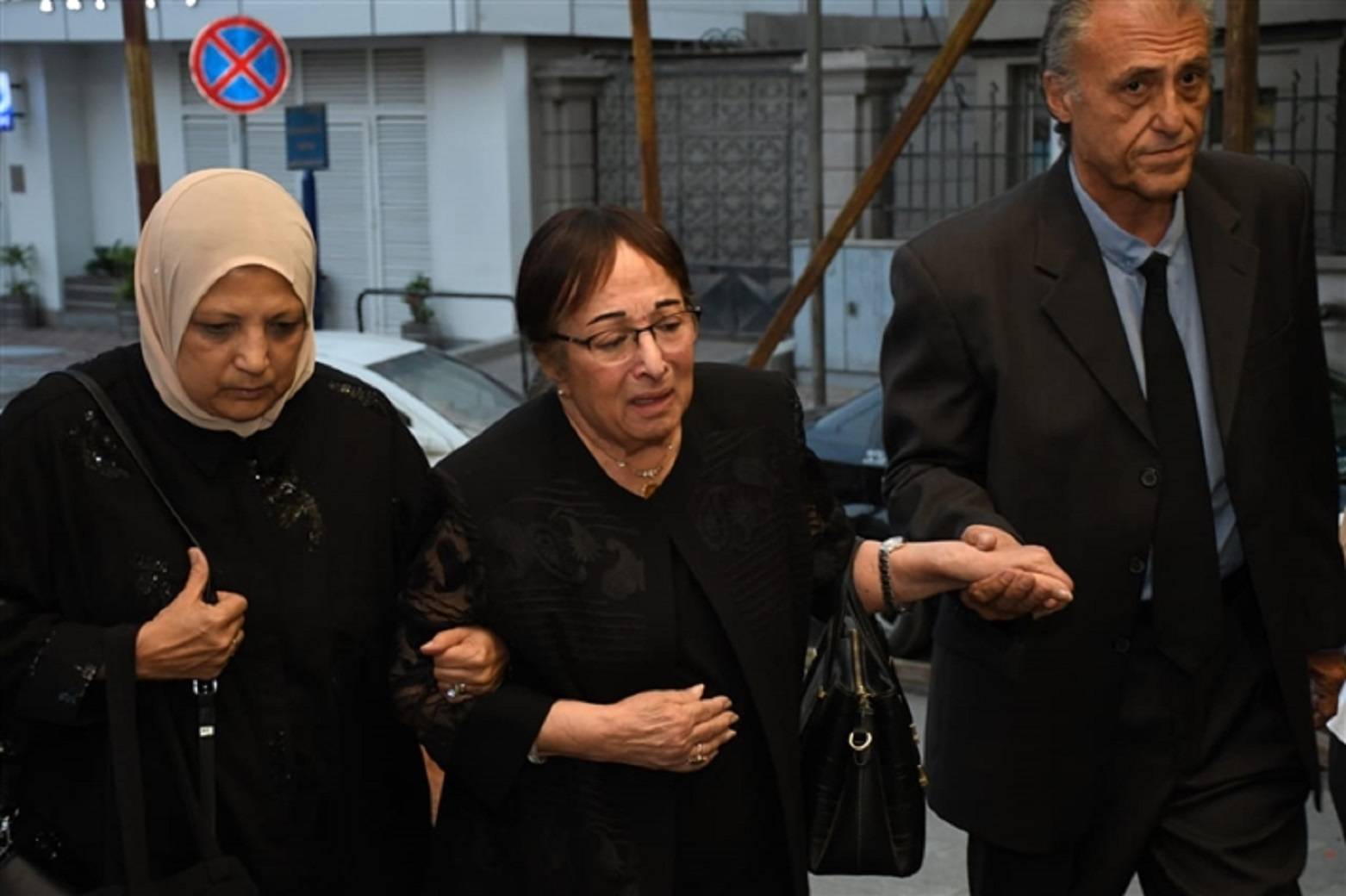 سميرة عبد العزيز تبكي لحظة وصولها العزاء