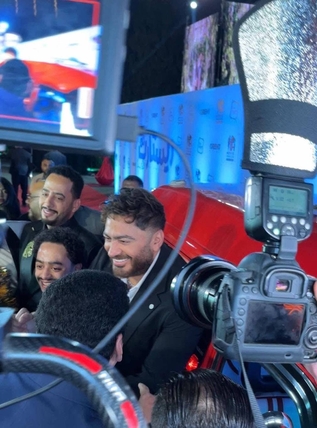 تامر حسني لحظة دخوله إلى السجادة الحمراء بميكروباص