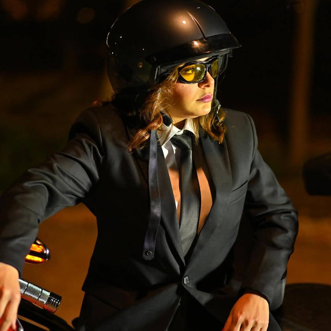 طليق فنانة شابة يُطاردها بالسيارة... والأمن يتدخل