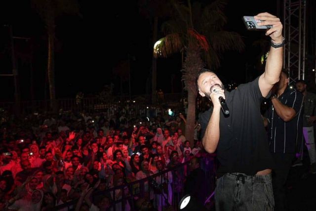 أحمد فهمي يلتقط سيلفي مع الجمهور