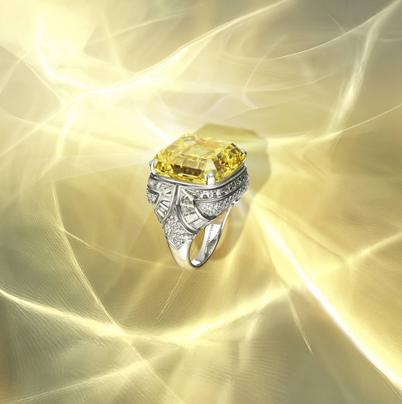 خاتم من مجموعة المجوهرات الراقية، مزيّن بماسة صفراء والماس من Bvlgari خاتم من مجموعة المجوهرات الراقية، مزيّن بماسة صفراء والماس من Bvlgari