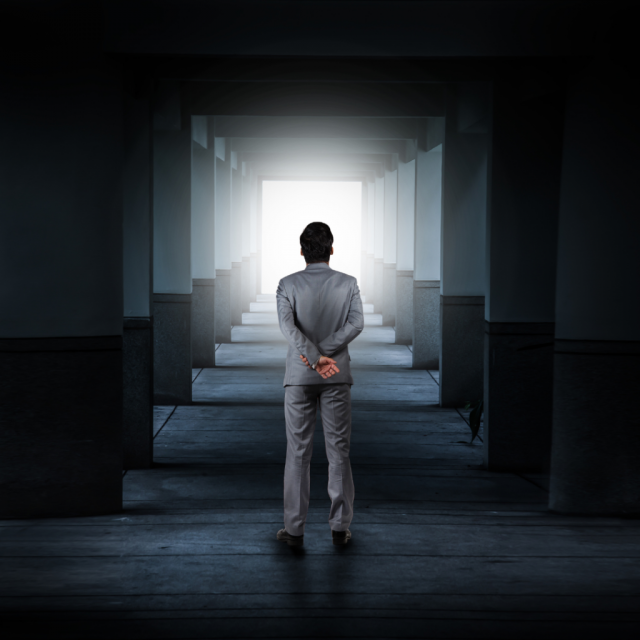 فنان مصري يصاب للمرة الثانية بجلطة في المخ