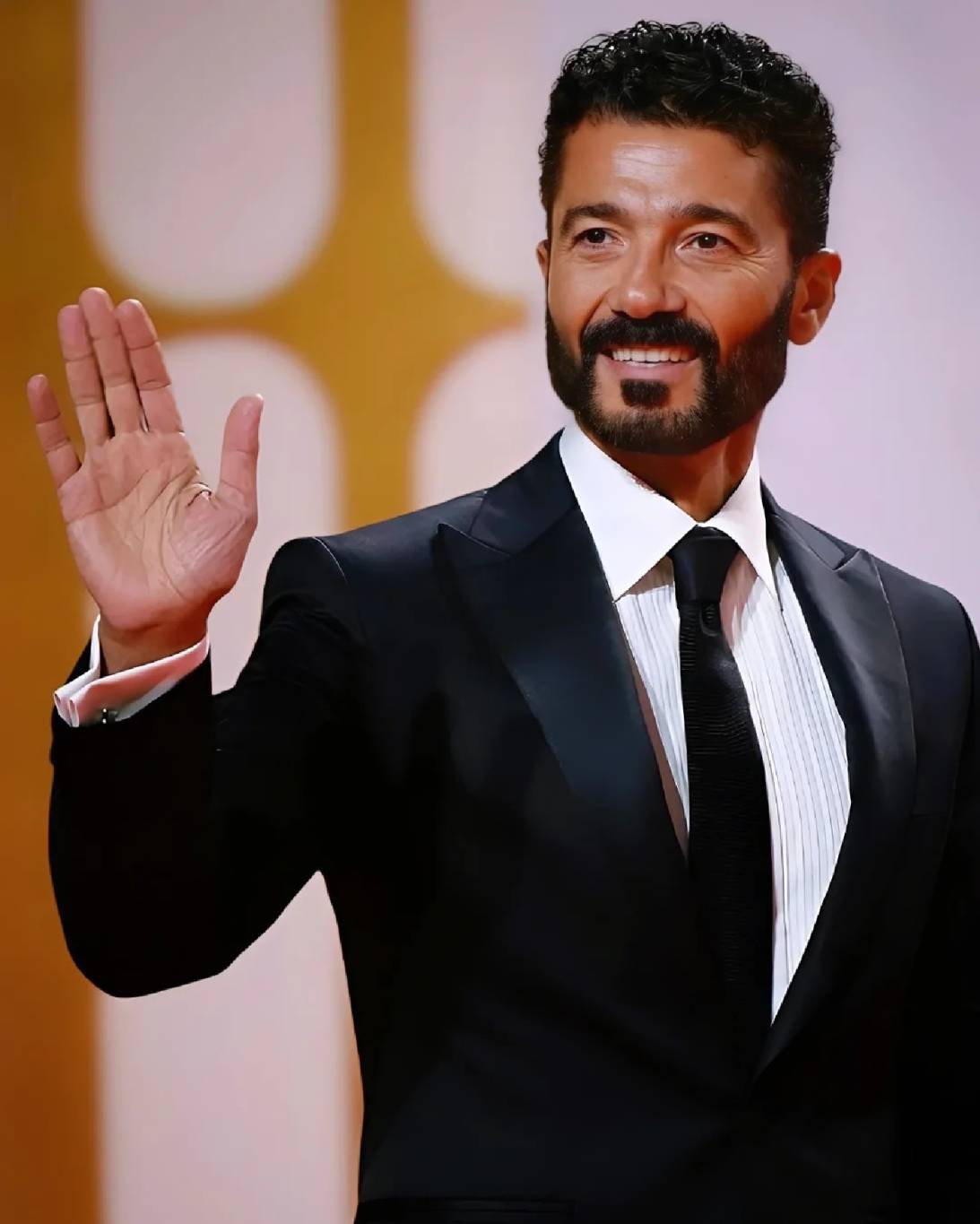 خالد النبوي يحتفل بخطبة نجله كريم توأم نور (فيديو)