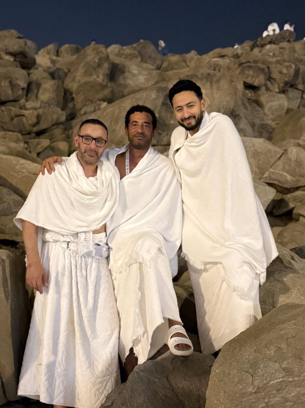 حمادة هلال يوجّه رسالة لأحمد السقا وعمرو سعد بعد أدائهم فريضة الحج