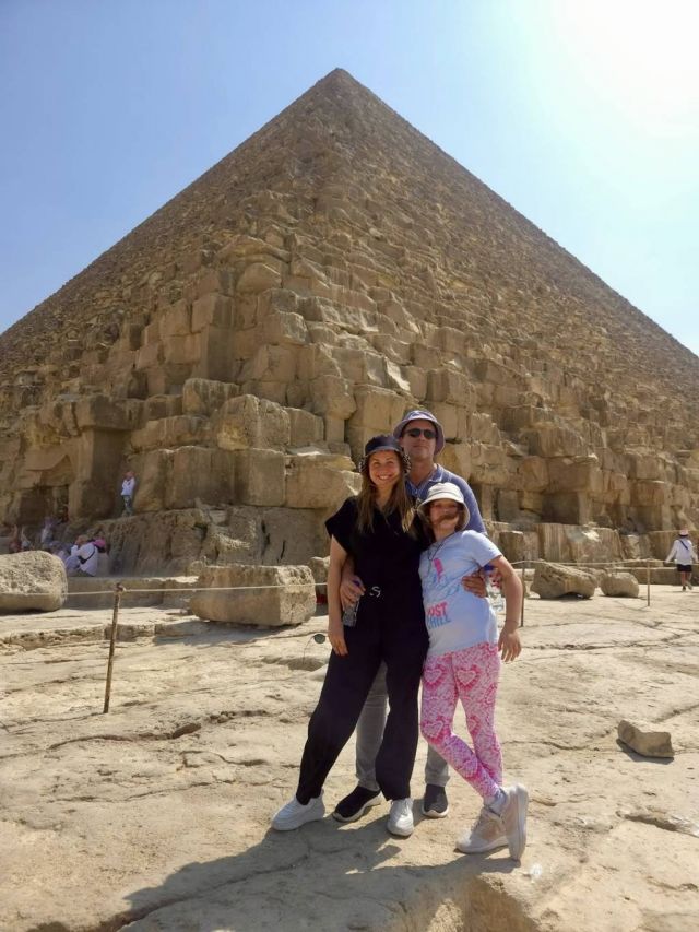 ريا وزوجها وابنتها الصغرى أمام هرم خوفو