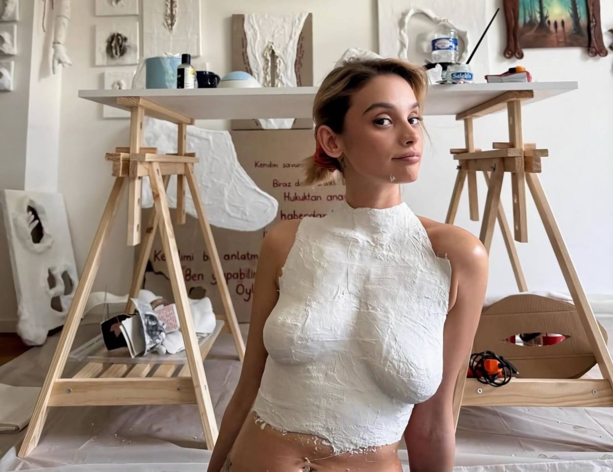 نجمة تركية تردّ للمرّة الأولى على انتقاد إطلالتها المثيرة للجدل